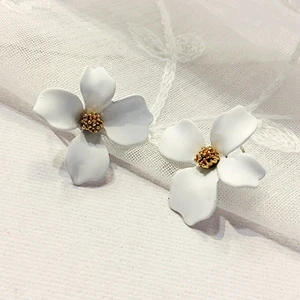 white Новые корейские стильные модные серьги-гвоздики с цветами женские ушные ювелирные украшения - Окраска металла: white