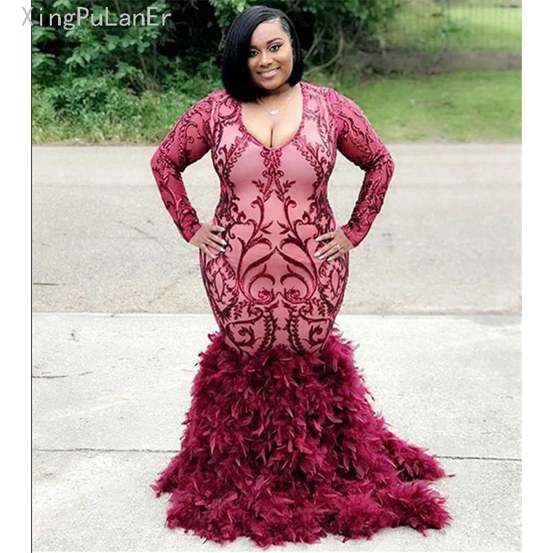 

Женское вечернее платье с юбкой-годе, длинным рукавом и перьями