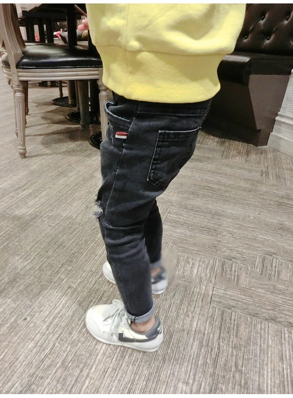 Весенне-осенние детские джинсы штаны для мальчиков и девочек стильные с дырками