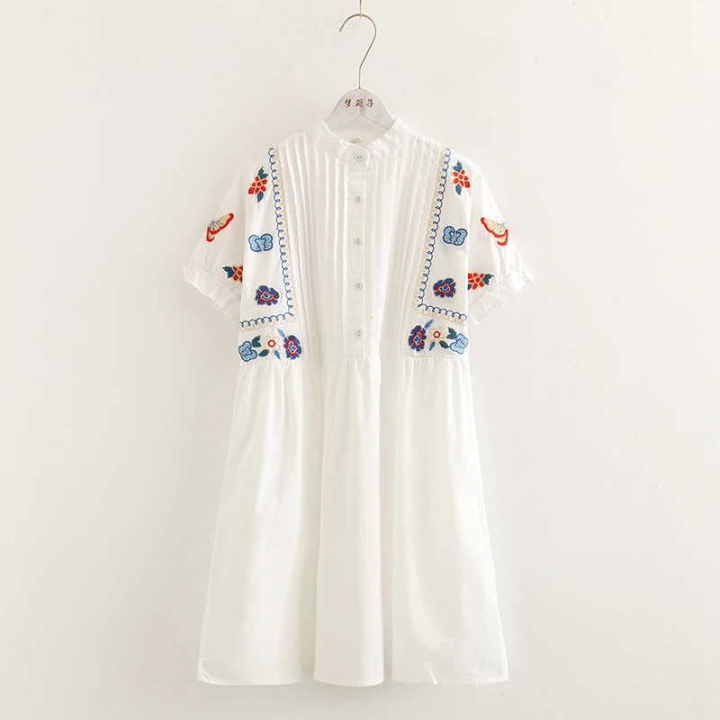 Хлопковое платье с короткими рукавами и воротником стойкой цветочной бабочкой