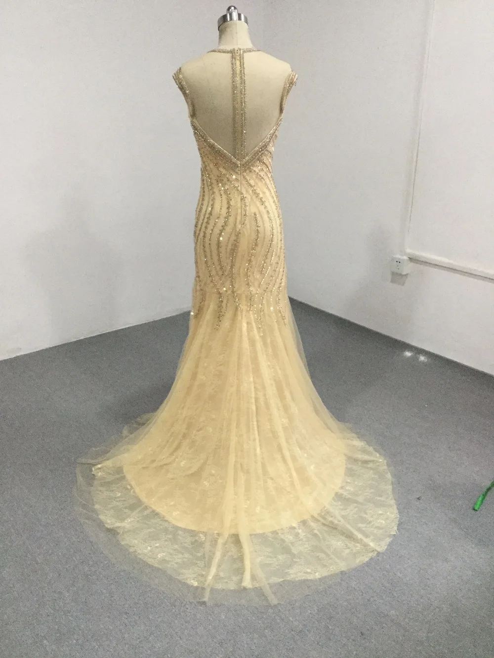 CloverBridal шикарное блестящее Золотое Платье русалки с бусинами, импортное праздничное платье с кружевом+ фатиновая Иллюзия сзади