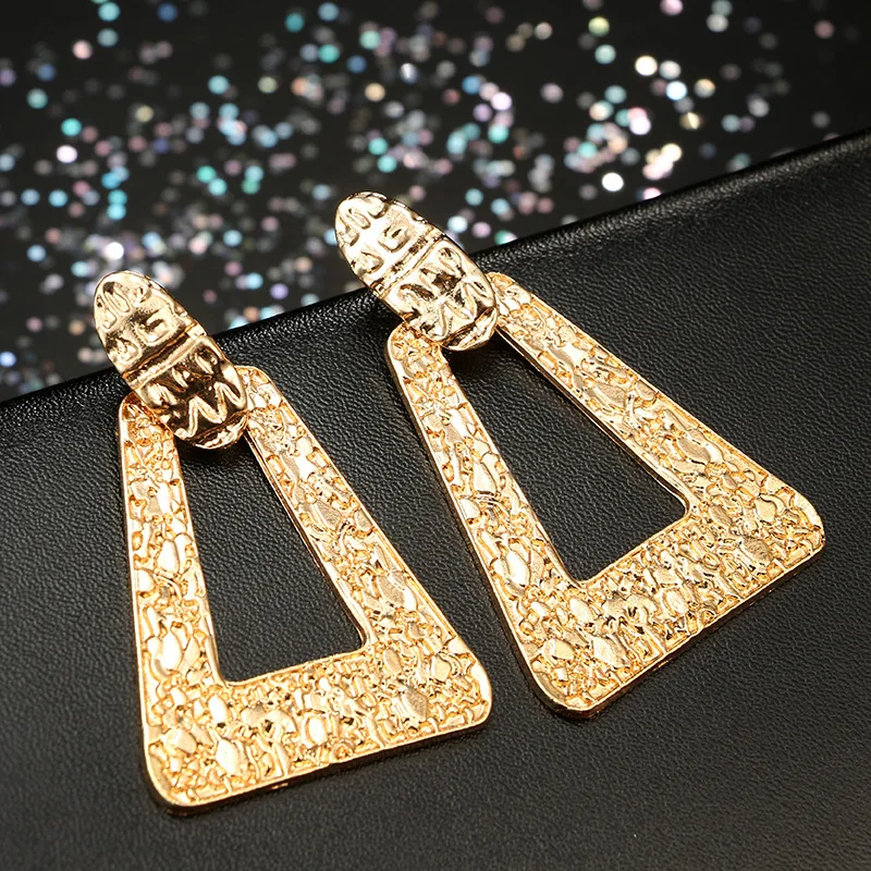 Женские массивные серьги-подвески большие металлические серьги золотого цвета с