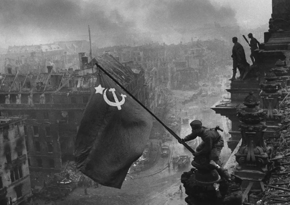 Солдаты Советского Союза подняли флаг на крыше Рейхстага Шелковый плакат