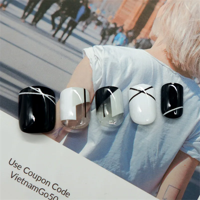 Накладные ногти белого цвета квадратной формы Короткие накладные с дизайном