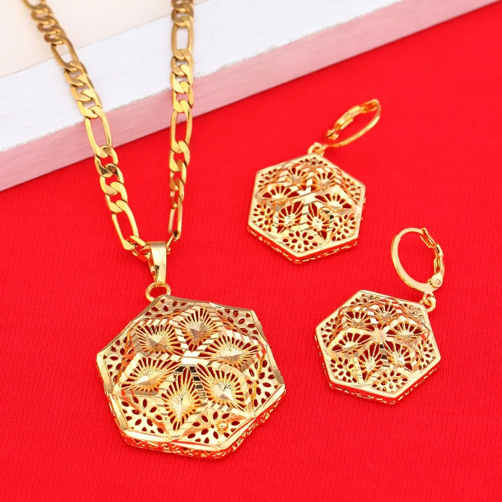 Комплект женских украшений из ожерелья и серег| |