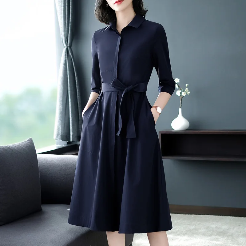 Офисное женское платье рубашка с отложным воротником и поясом облегающее
