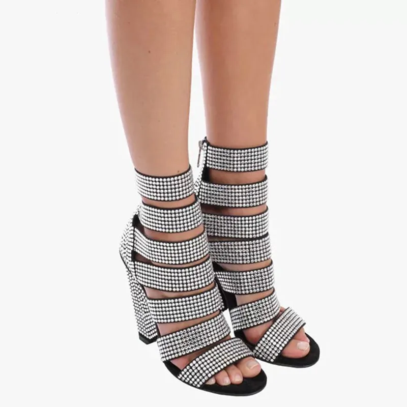 Женские туфли на высоком каблуке серебристые со стразами с ремешком щиколотке