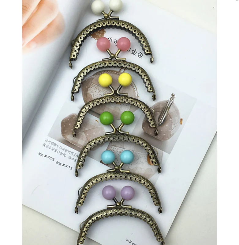 Маленькая женская сумка с цветной пряжкой конфетного цвета металлическая