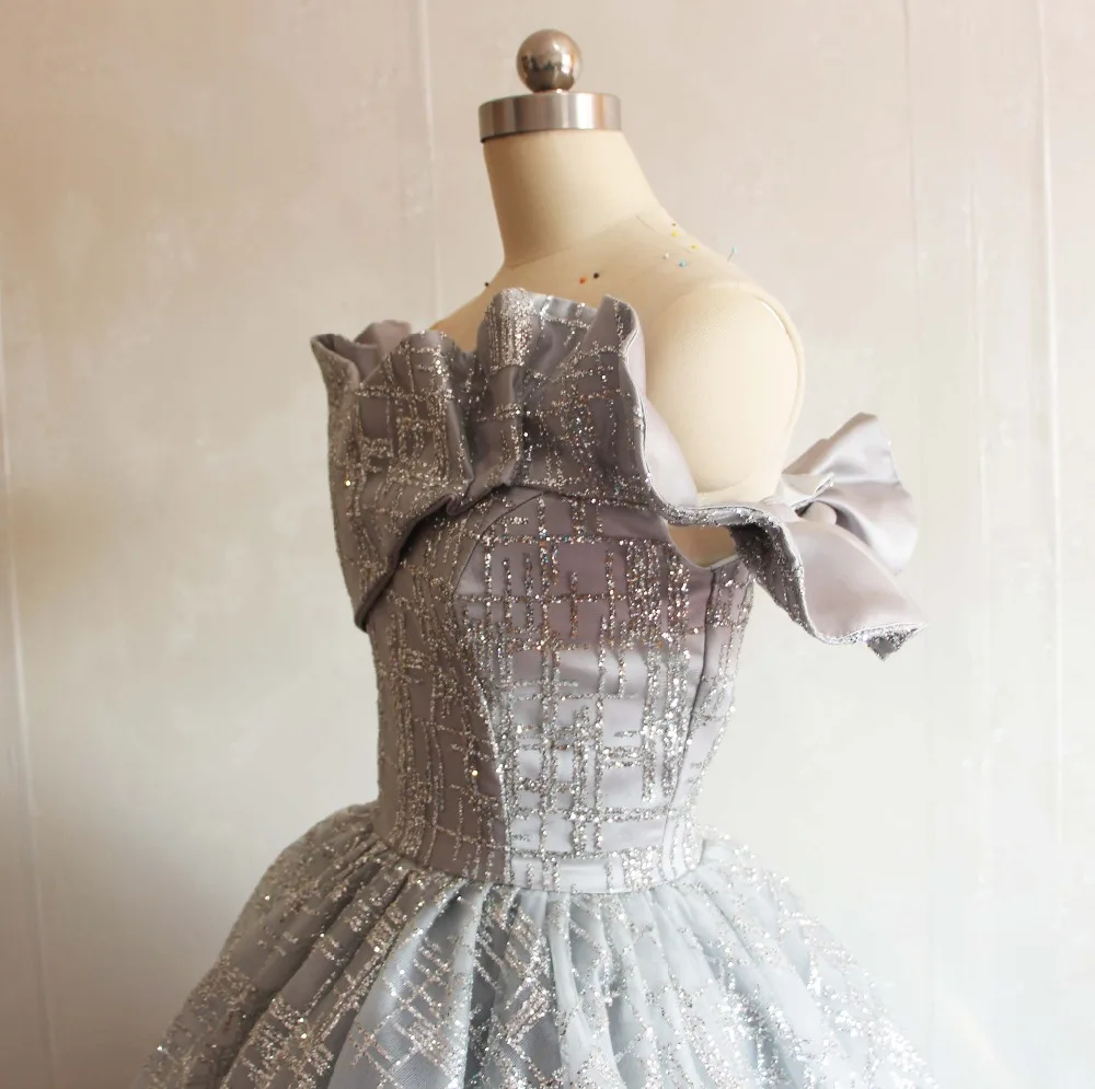 Женское платье с открытыми плечами серебристое плиссированное трапециевидной