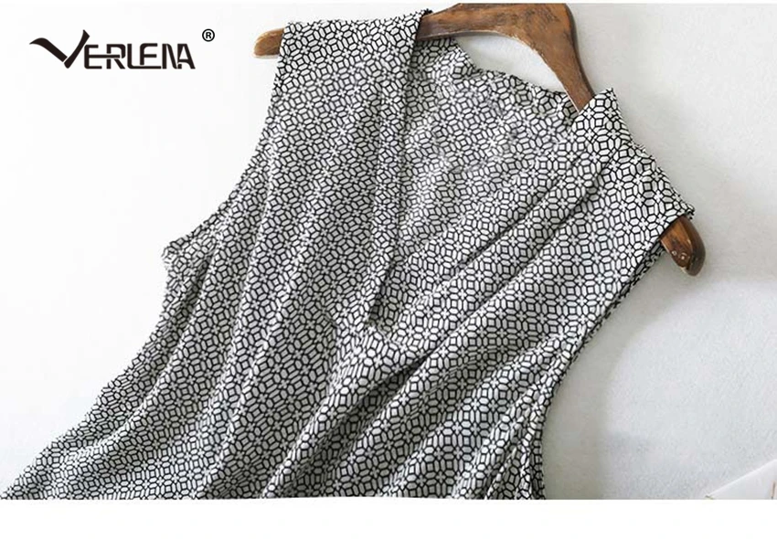 Женская блузка без рукавов Verlena Серая шелковая с геометрическим узором и v