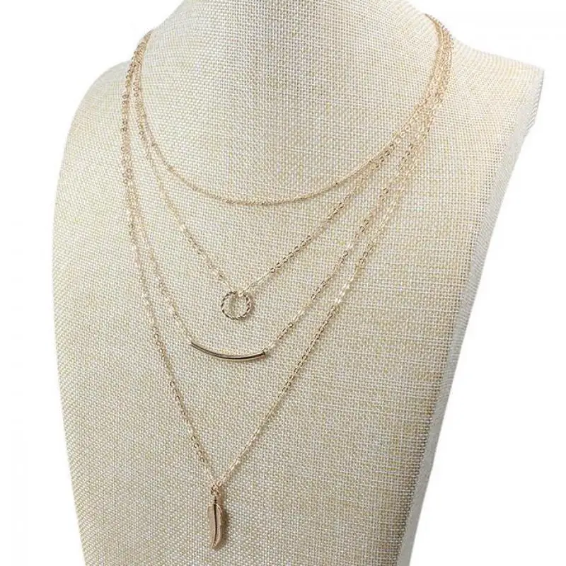 Изящное многослойное ожерелье с круглым золотым пером и трубчатым кулоном