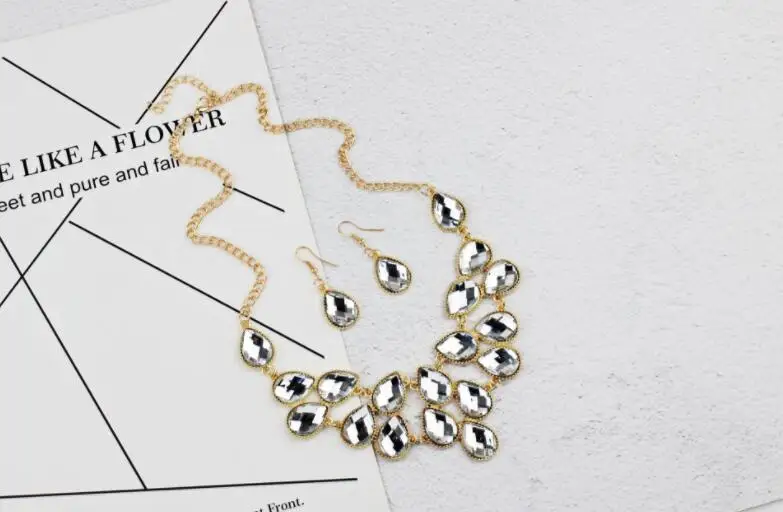 Цвета: белый красный синий Цвет в виде павлиньих перьев капли воды с украшением