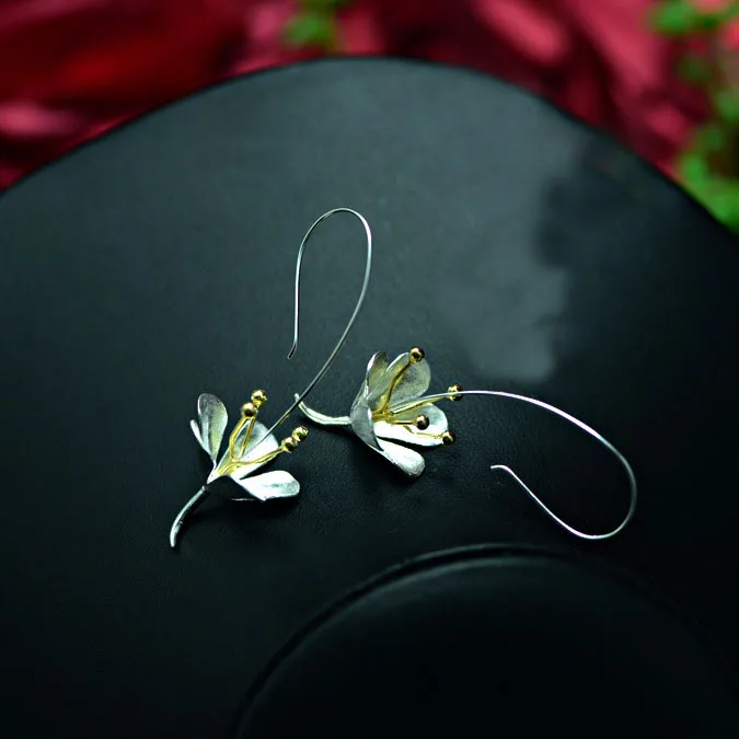 Серьги-подвески серебряного цвета в виде цветка | Украшения и аксессуары