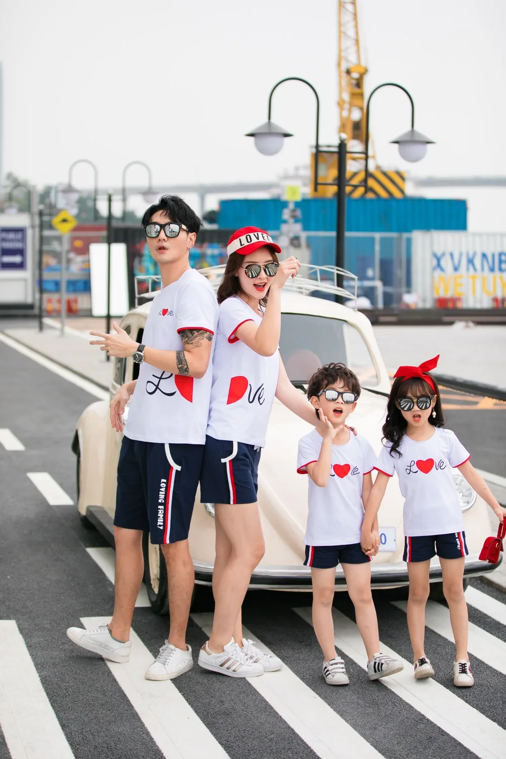 Семейные комплекты футболки с надписью «Love» Одежда «mommy and me» Футболки для мамы, дочки, папы и сына семейные летние платья