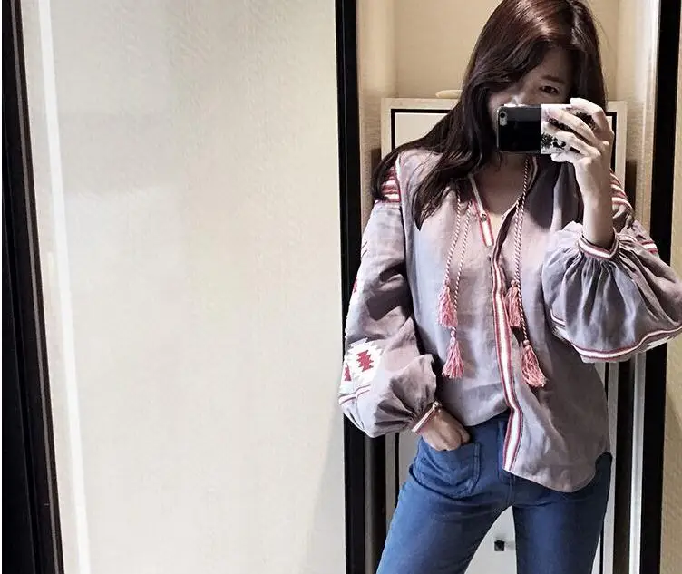 Богемная блузка в стиле бохо с длинным рукавом и v-образным вырезом белая синяя