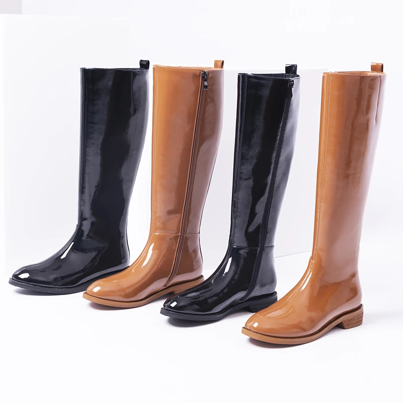 Модные женские зимние сапоги на плоской подошве молнии коричневые блестящие