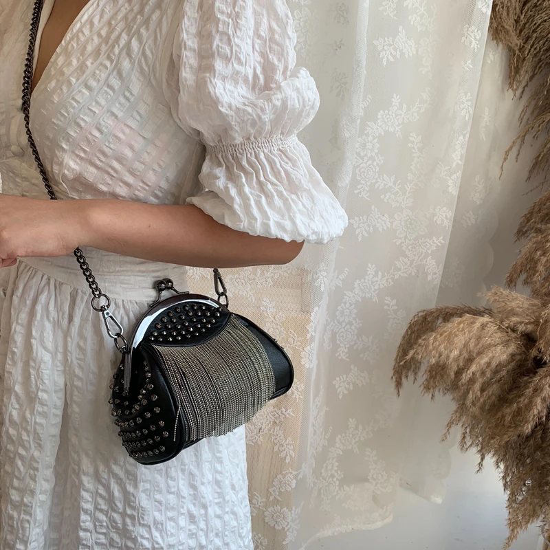 Женская мини сумка на одно плечо с бахромой и заклепками сумочка для пышек