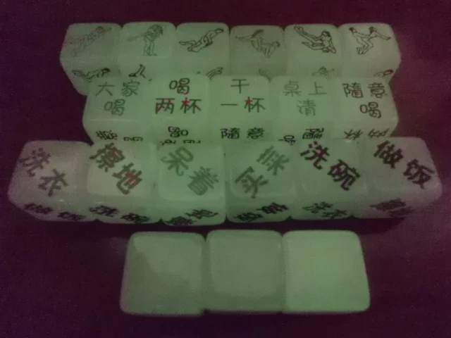 Светящиеся забавные игральные кости 22 мм сексуальные пары светильник