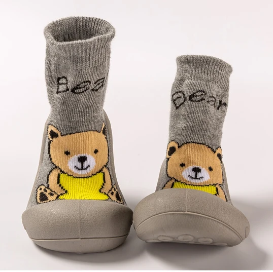 Grey Bear Носки для маленьких мальчиков и девочек Нескользящие радужные носки для малышей с героями мультфильмов, обувь для первых шагов, носки с мягкой резиновой подошвой, носки для улицы - Цвет: Grey Bear