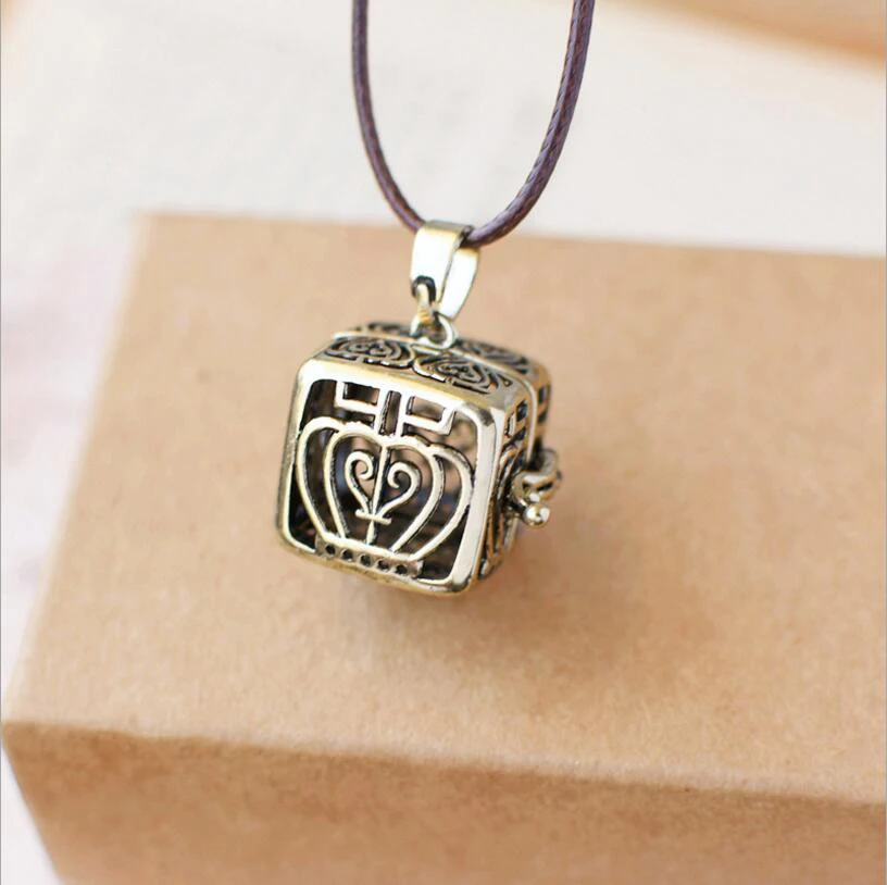 

Retro Crown Fragrant Perfume Essential Oil Diffuser Sachet Ball Long sweater chain