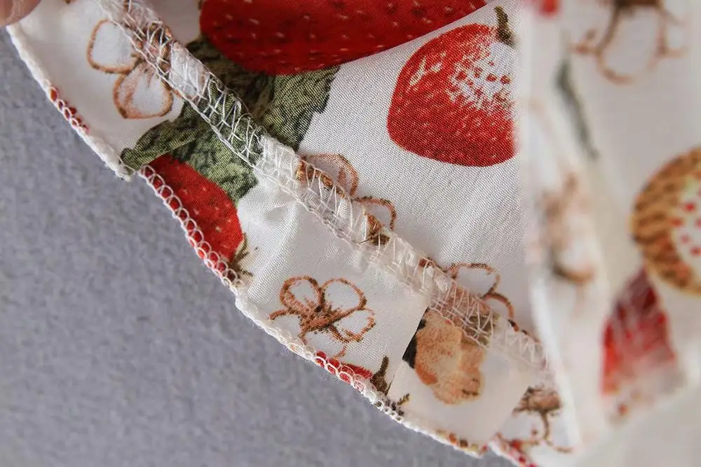 Женская короткая блузка на пуговицах белый укороченный топ с принтом клубники