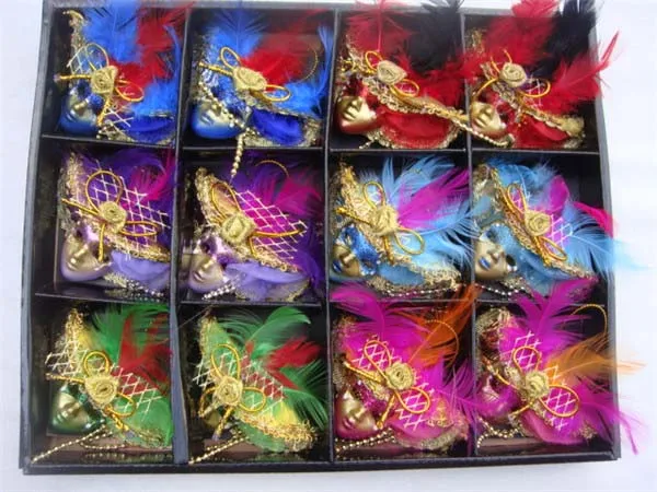 Венецианская маска с маленькими перьями и орнаментом на магните холодильник