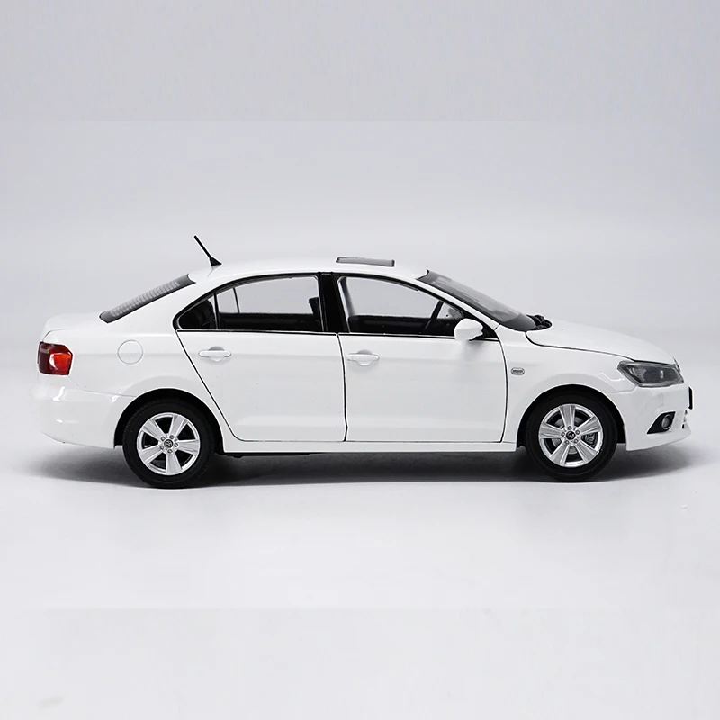 Модель литая автомобиля JETTA из белого сплава в масштабе 1:18 2013 подарок для