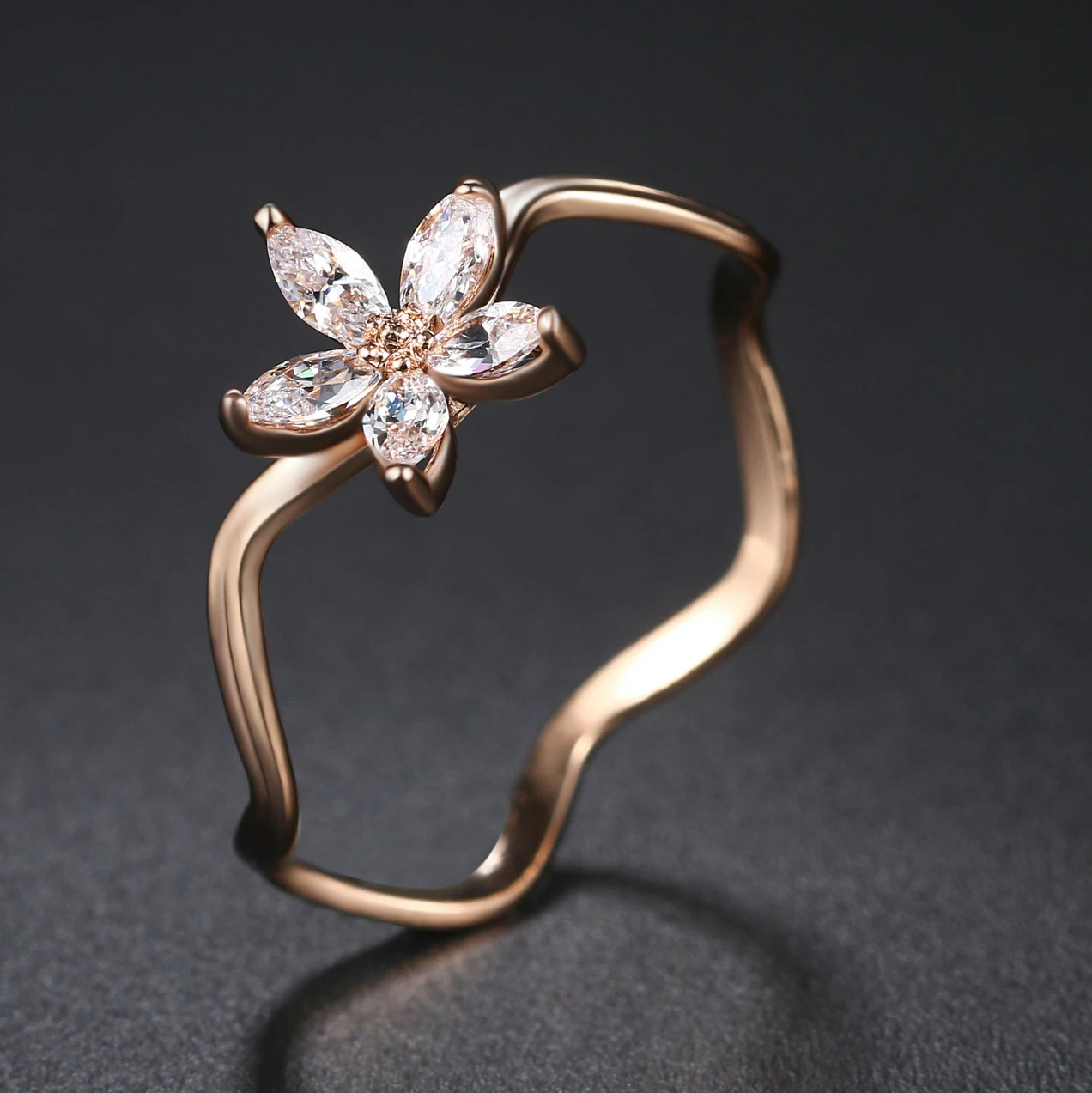 Женское кольцо в форме цветка и волны разноцветное из розового золота с