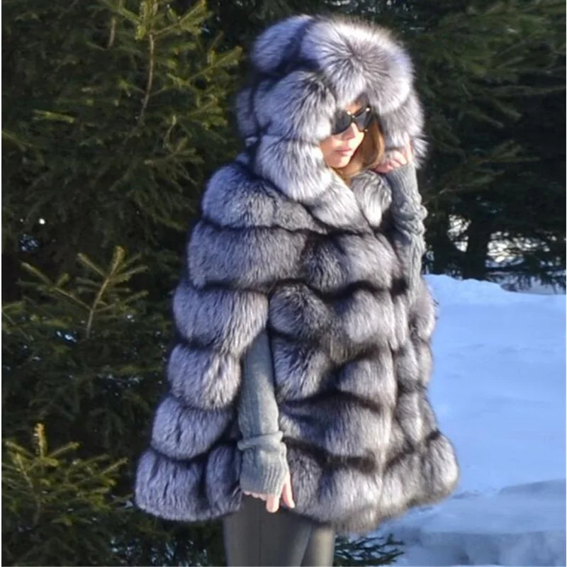 Роскошная женская шуба однотонная из натурального меха серебристой лисы зимняя