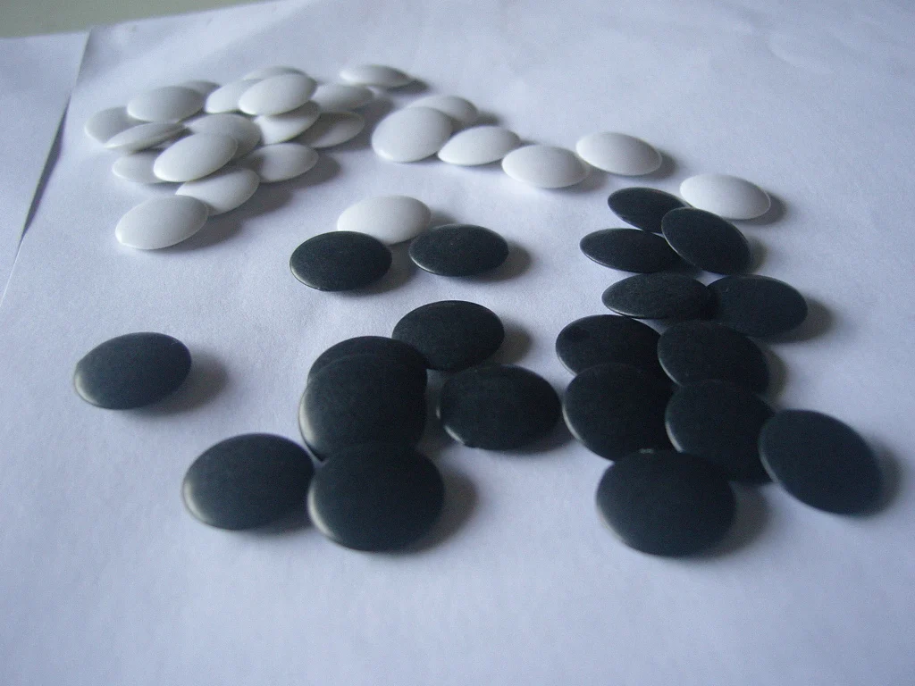 Новые импортные товары маленькие пластиковые Weiqi маленькие двойные выпуклые черные и белые мини шахматные 361 зерна