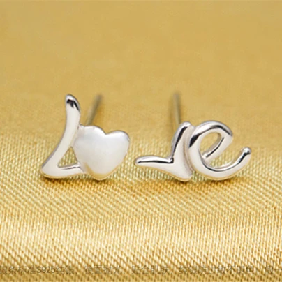 Серьги-гвоздики с надписью LOVE | Украшения и аксессуары