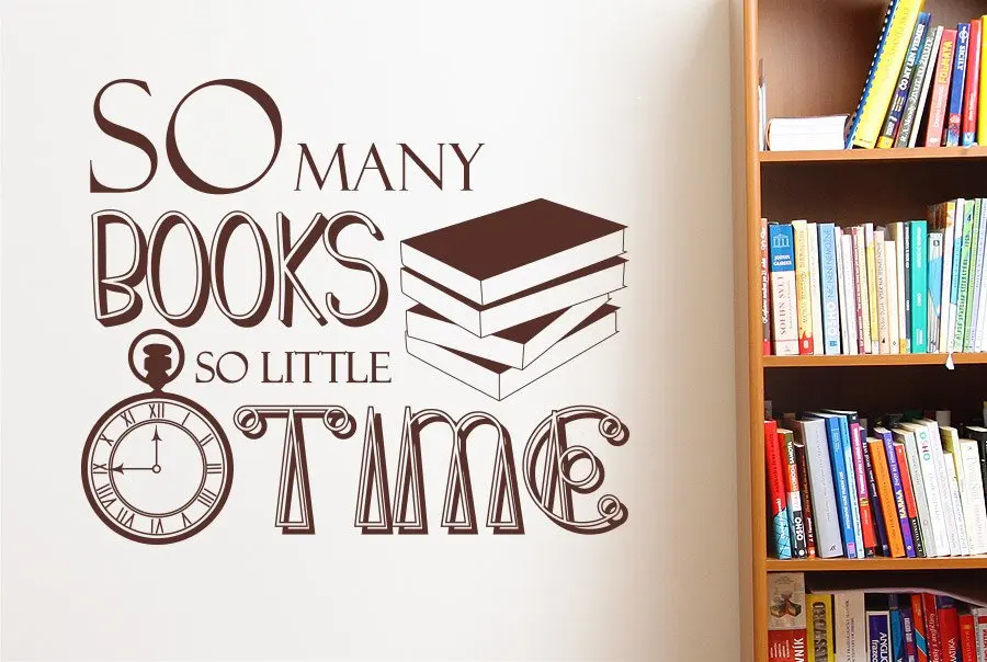 Книжное украшение магазина так много книг мало времени цитата наклейка на стену
