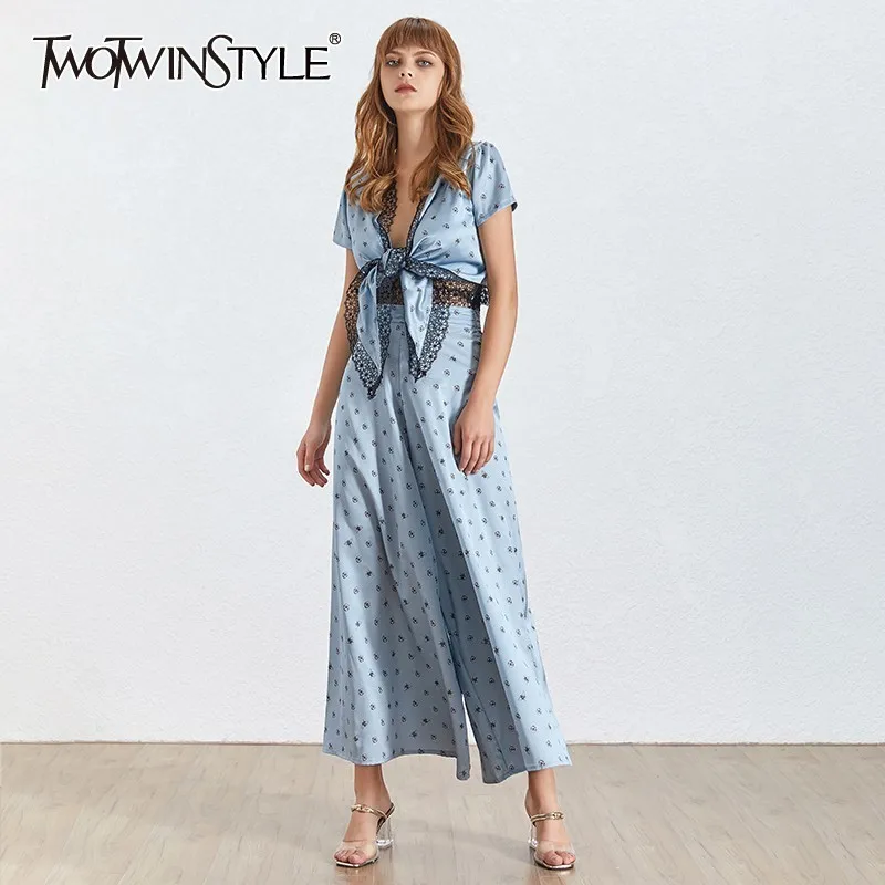 Женский костюм из двух предметов TWOTWINSTYLE летний голубого цвета с кружевом