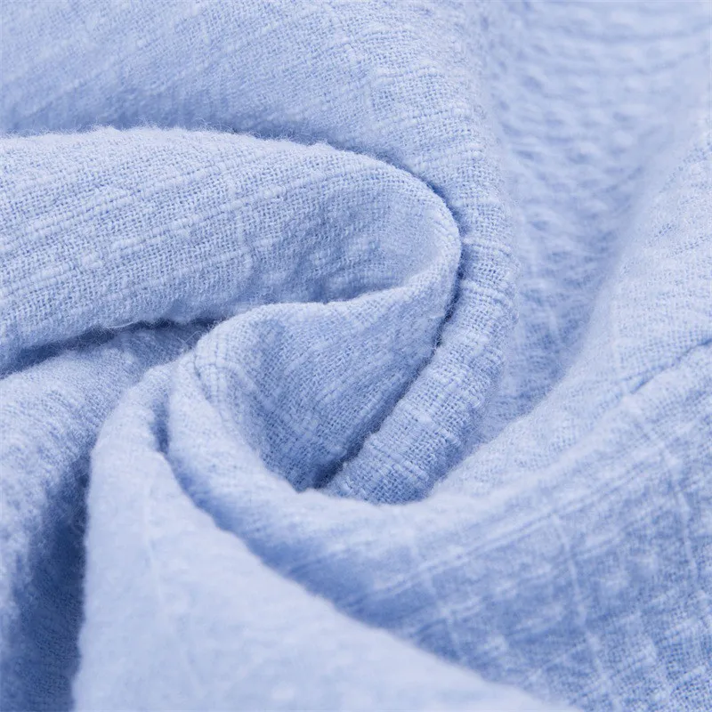 Женский топ с лямкой на шее короткий небесно-голубого цвета в горошек открытой