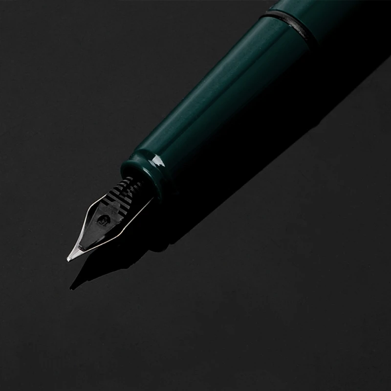Гладкая авторучка с палладиевой отделкой зеленая мелким наконечником гладкие