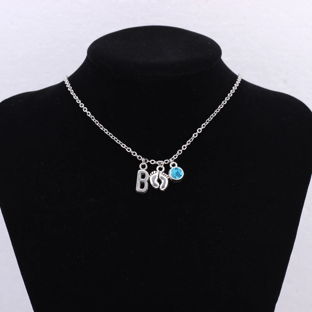 Милый ребенок первый шаг ноги мама сын день рождения дочери подарок очарование