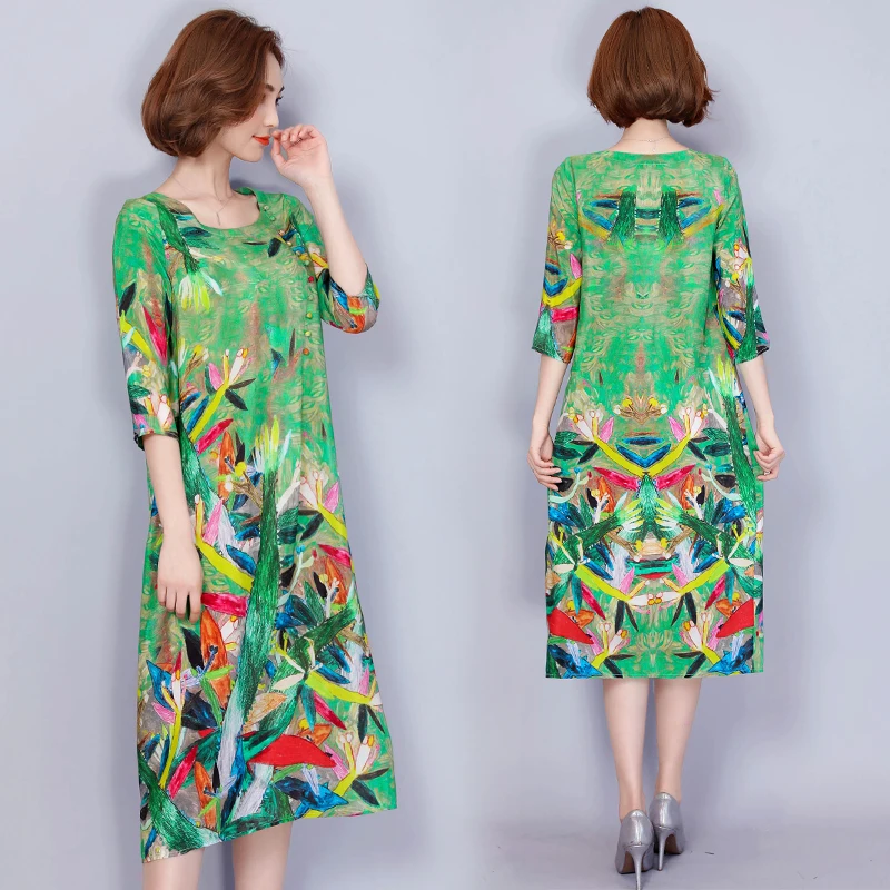 Женское шелковое платье свободного кроя длинное зеленого цвета с рукавами