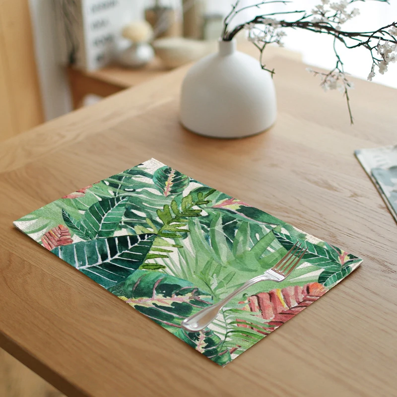 Просто скатерть с изображением зеленых листьев и небесно-голубого белого цветов