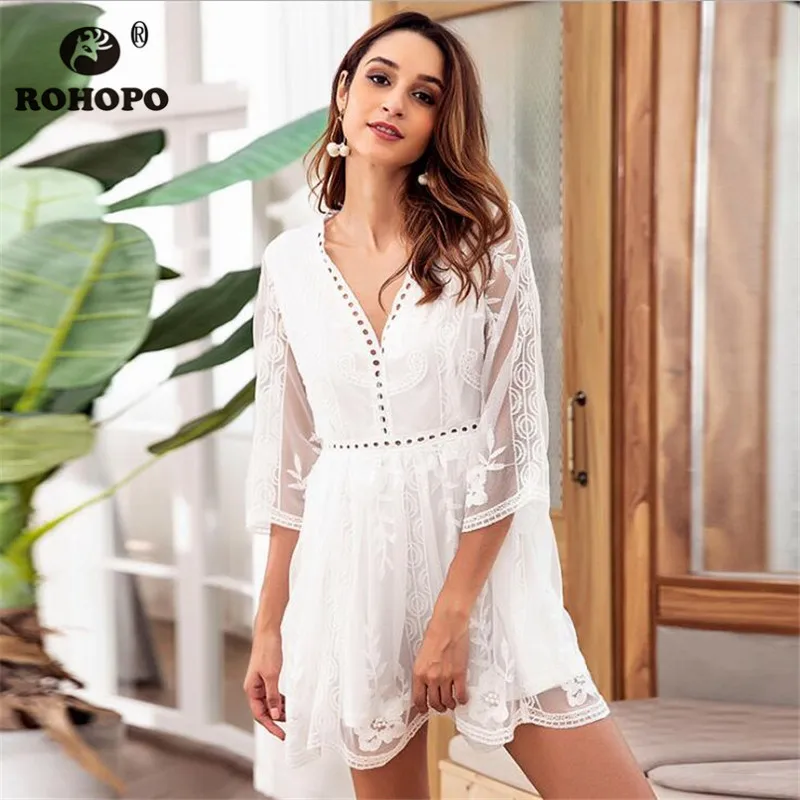 Кружевное белое мини платье с рукавом три четверти и v образным вырезом