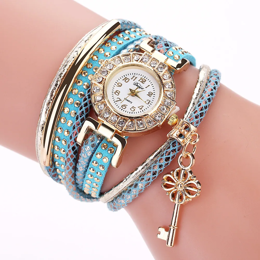 Женские многослойные кварцевые часы с заклепками арабскими цифрами ремешком на