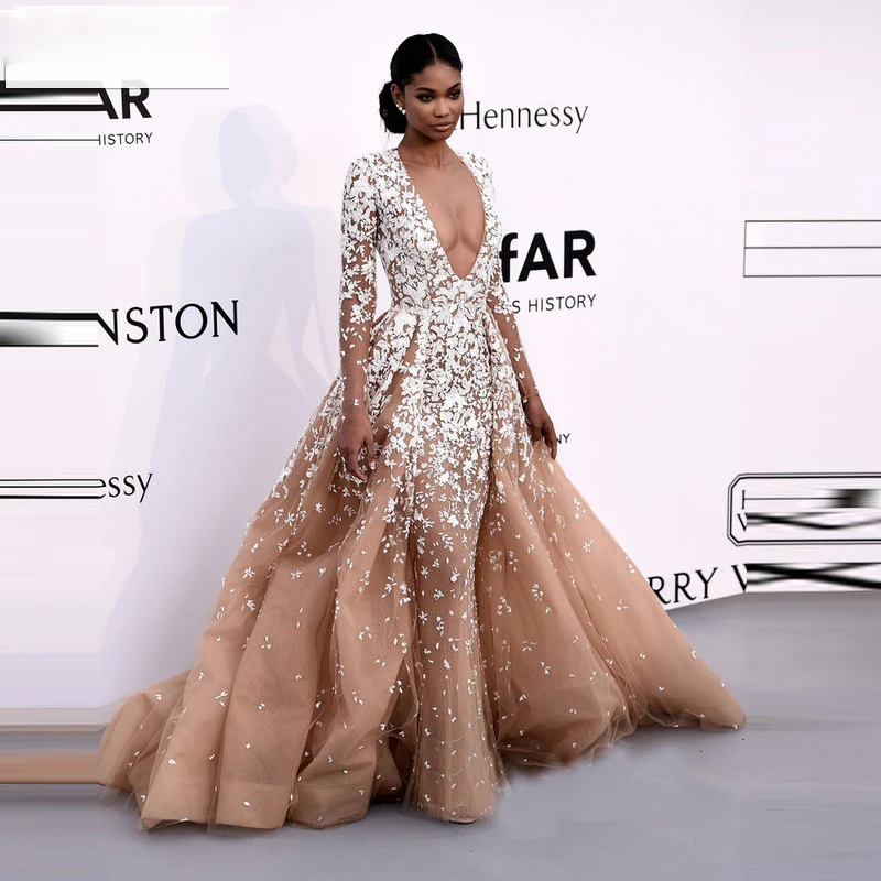 Женское вечернее платье со шлейфом белое до пола с длинными рукавами и глубоким