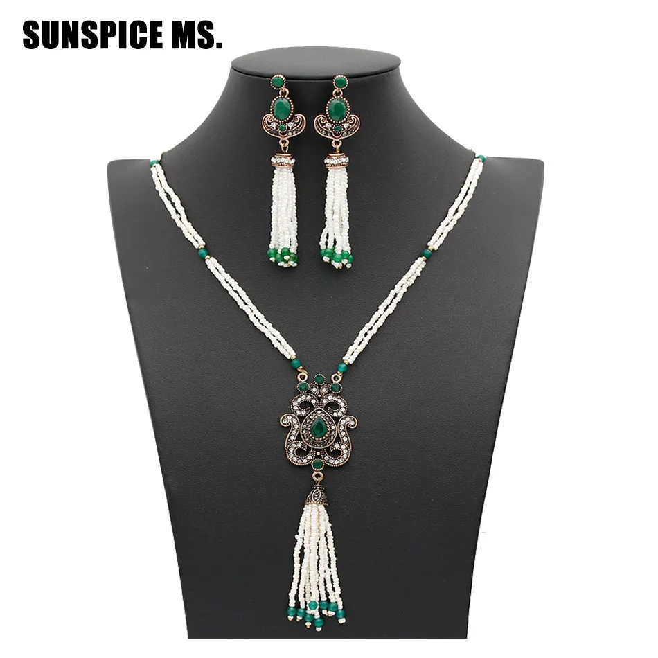 Женский ювелирный комплект из колье и серёг золотого цвета | Украшения