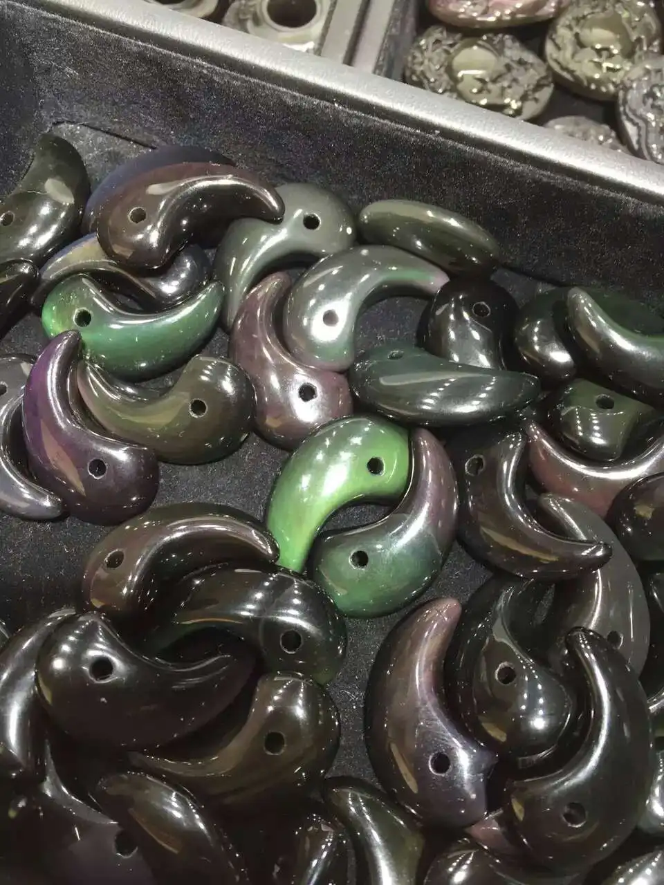 Бесплатная доставка бесплатная натуральный Радужный обсидиан ожерелье Magatama