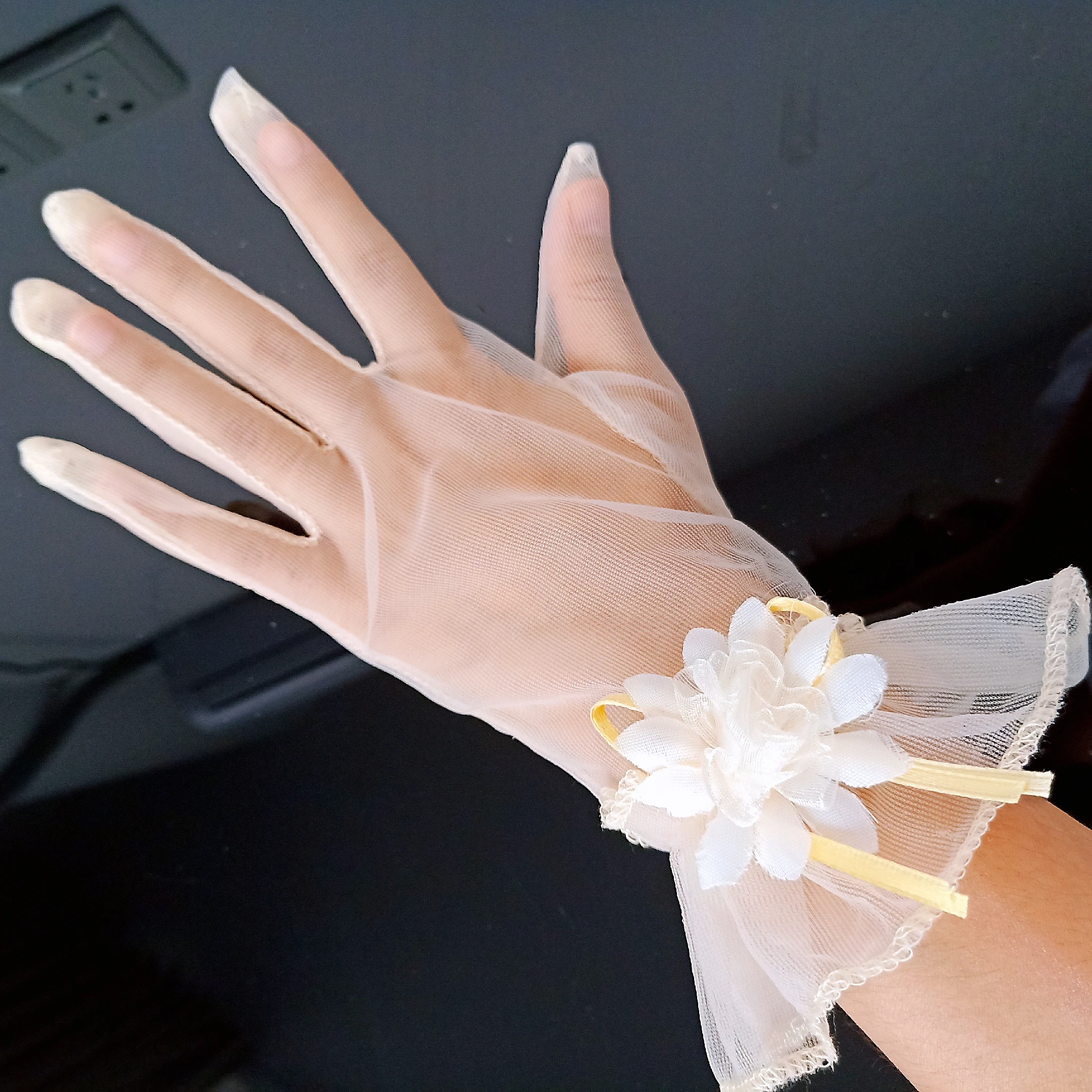 

Fingers Wrist Length Flowers Champagne Bridal Wedding Gloves Wedding Accessories Simple Style Glove DQG251