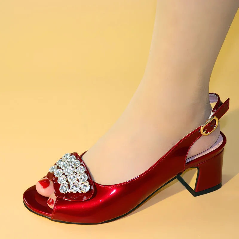 Новейший комплект из розовых свадебных туфель и сумочки в африканском стиле