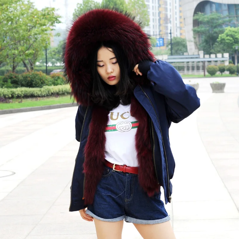 Женская Бомбер-куртка с воротником из натурального меха енота