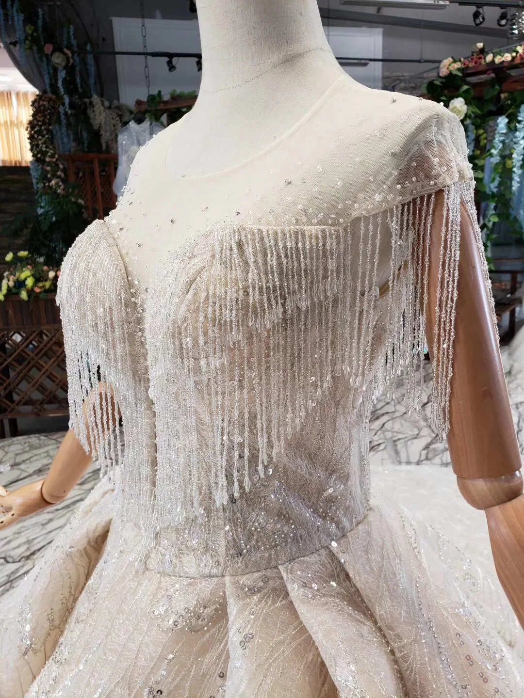 

Tassel O Neck Lace Appliques Ball Gown Luxurious Bling Bling Wedding Dresses Short Sleeves Bridal Dresses Glitters Wedding Gowns