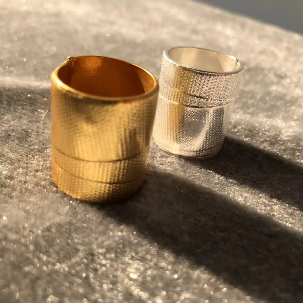 Европейское холодное металлическое дизайнерское простое золотое и белое кольцо