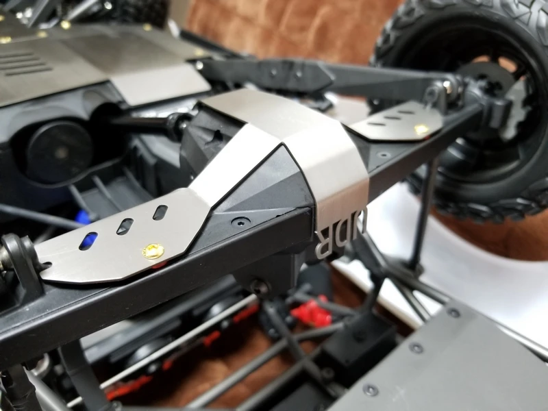Бронированная противоскользящая пластина из нержавеющей стали для Traxxas UDR