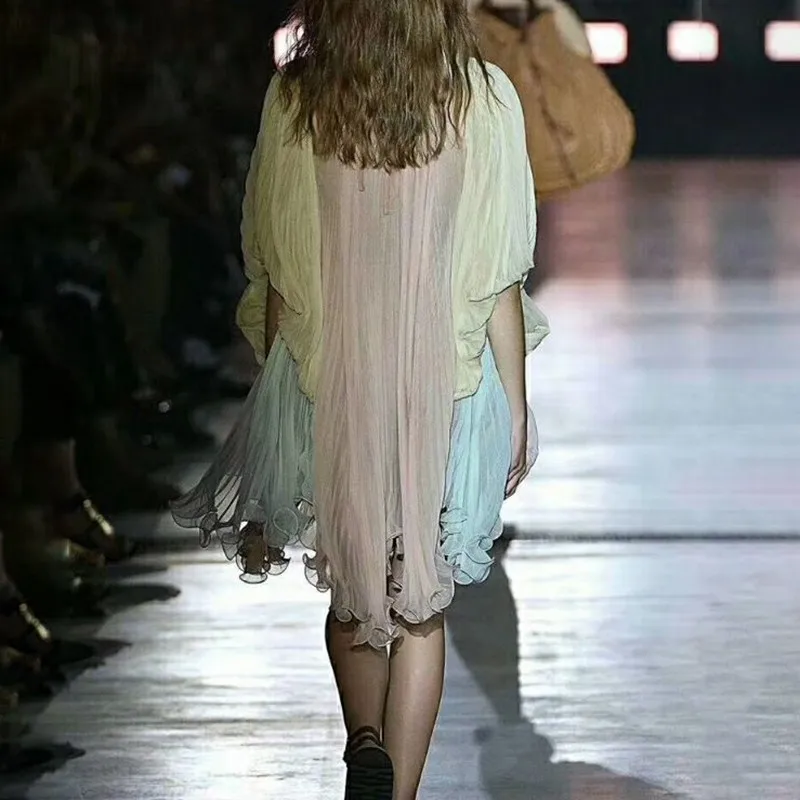 Женское платье без рукавов TWOTWINSTYLE разноцветное плиссированное большого размера